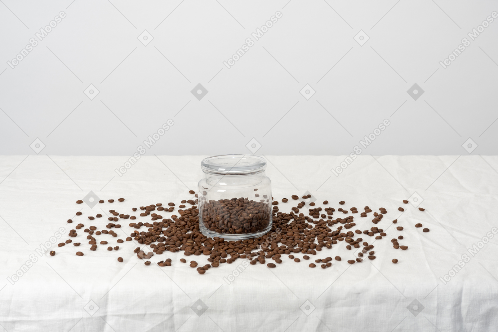 テーブルの上の瓶にコーヒー