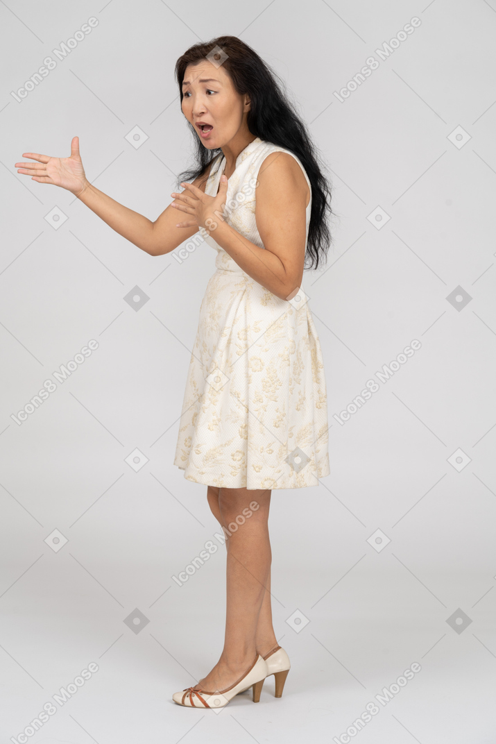 Femme en robe blanche debout