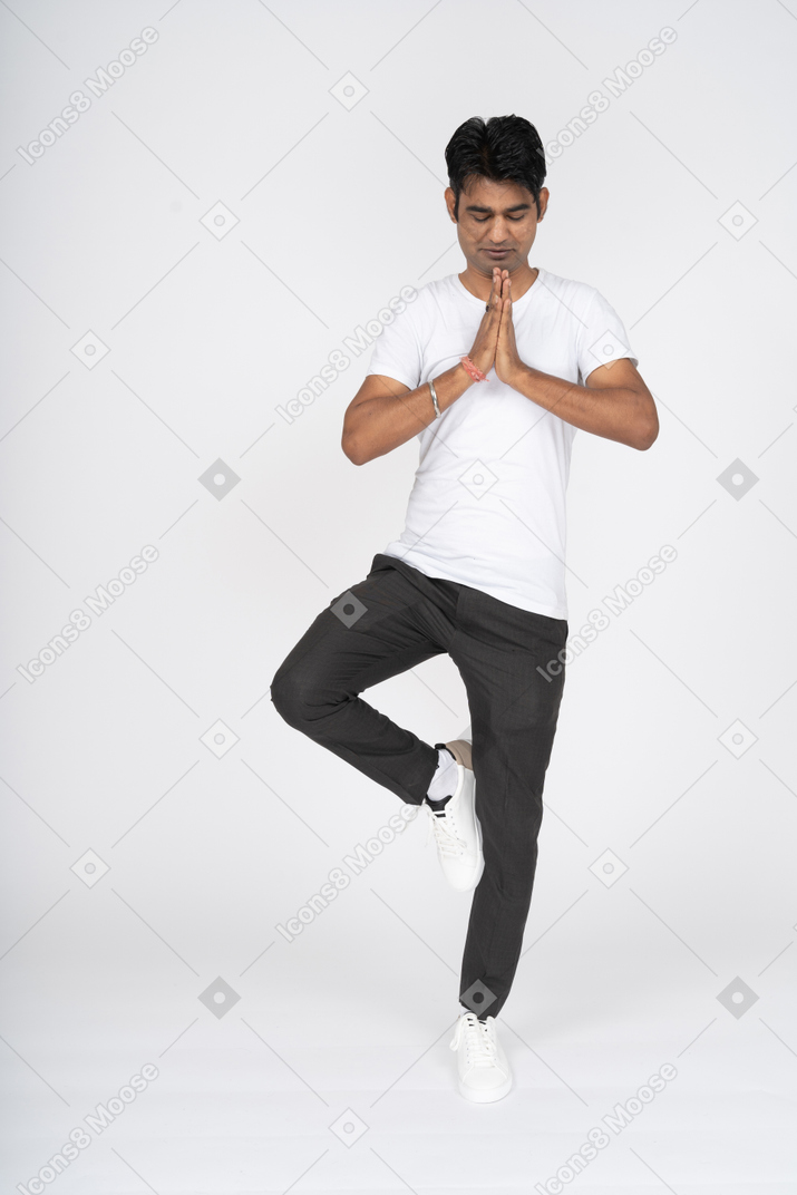 白色t恤，做瑜伽的男人