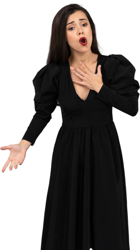 Вид спереди оперной певицы в черном платье