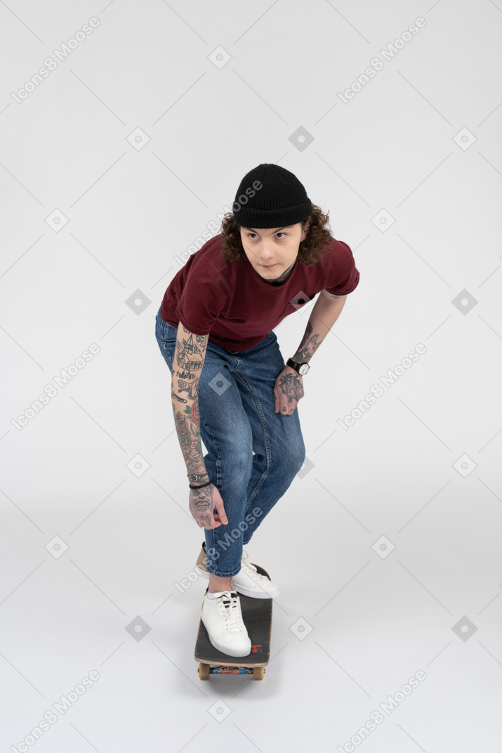 Un adolescente di skateboard