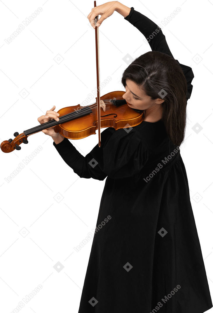 一位年轻的开朗女士穿着黑色小提琴的特写镜头