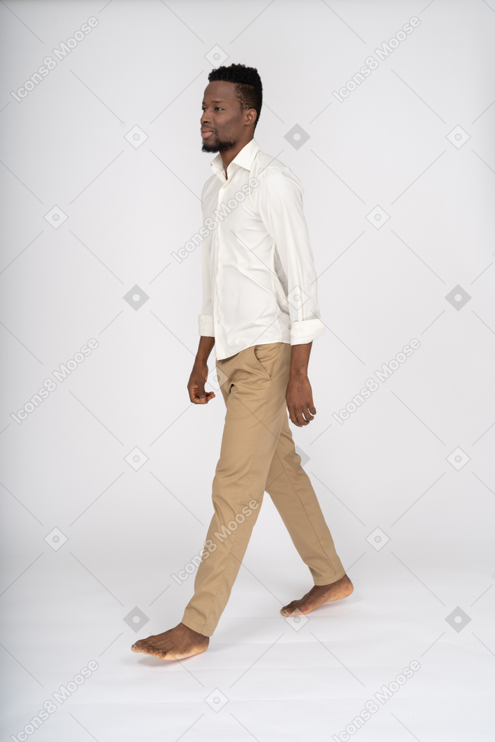 Homme en chemise blanche marchant