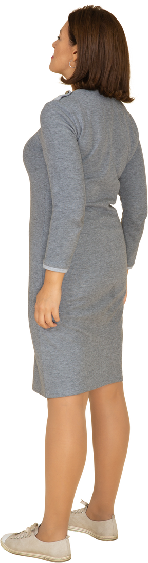 Vista posteriore di una donna in abito grigio