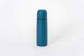 Thermos blu su sfondo bianco