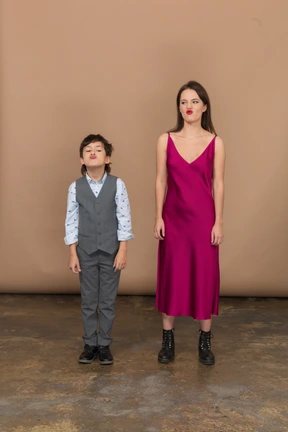 Niño y mujer divirtiéndose