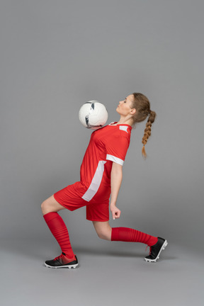 Sosteniendo una pelota en el pecho