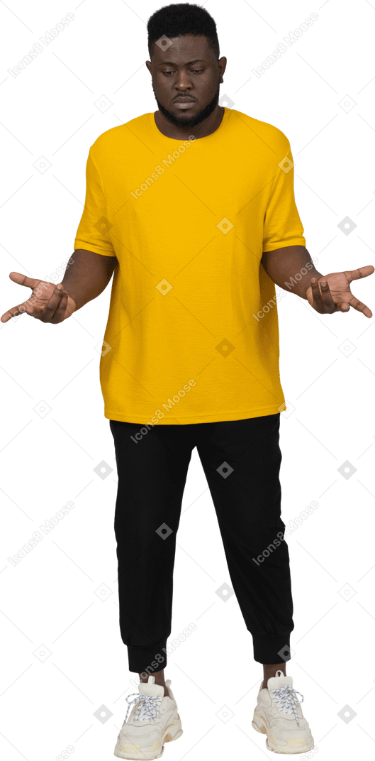 Vista frontale di un giovane uomo dalla pelle scura gesticolante pensieroso in maglietta gialla