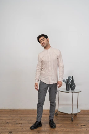 Hombre en camisa posando