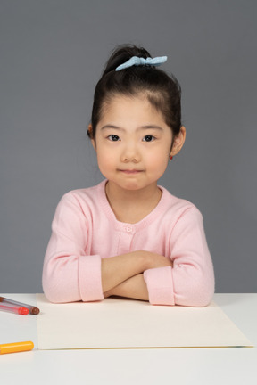 Alegre menina asiática está pronta para desenhar uma imagem