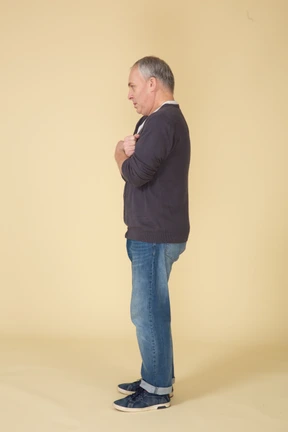 Hombre en ropa casual posando