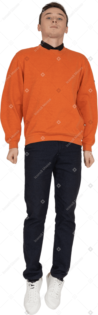 Giovane uomo in felpa arancione che salta