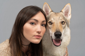 Jeune femme, et, chien pure race, regarder appareil-photo