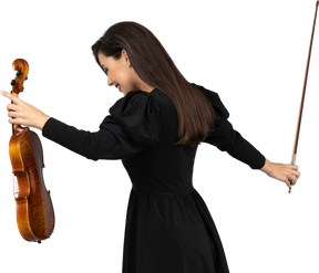 Vista traseira a três quartos de uma violinista vestida de preto fazendo um arco