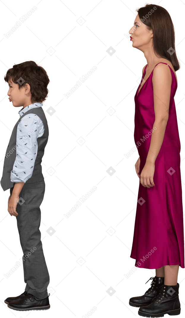 Женщина в красном платье и мальчик в сером костюме жилет в профиль