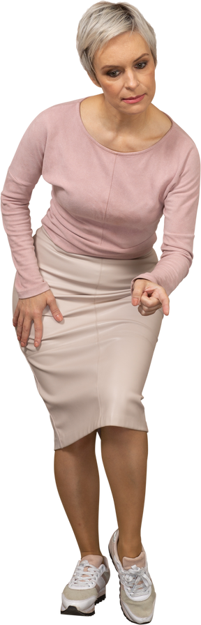 Vista frontal de uma mulher com roupas casuais fazendo gesto de aviso