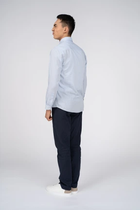 Uomo in abiti casual in piedi