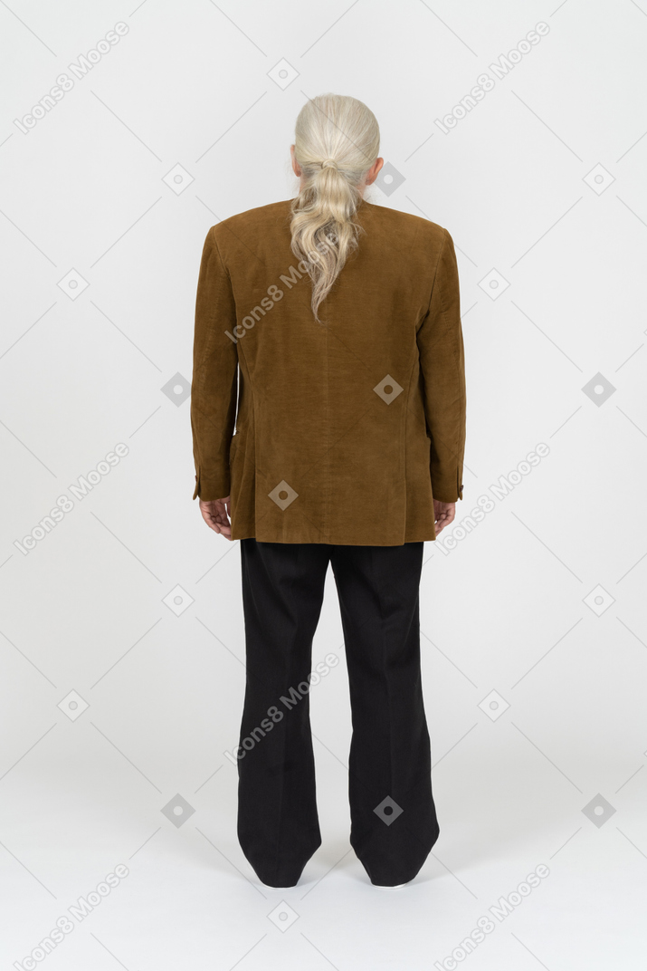 Vista posteriore di un uomo dai capelli grigi con le braccia ai lati