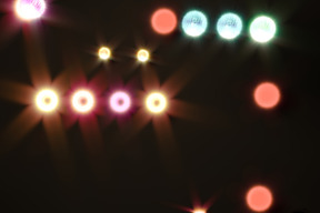 Luci colorate bokeh su sfondo scuro