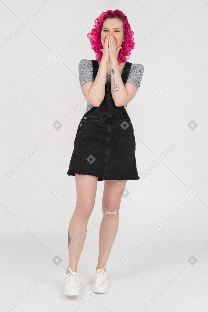粉红色头发的女孩不知所措，用两只手掌遮住脸