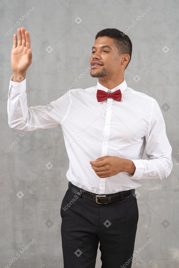 Hombre con camisa blanca saludando