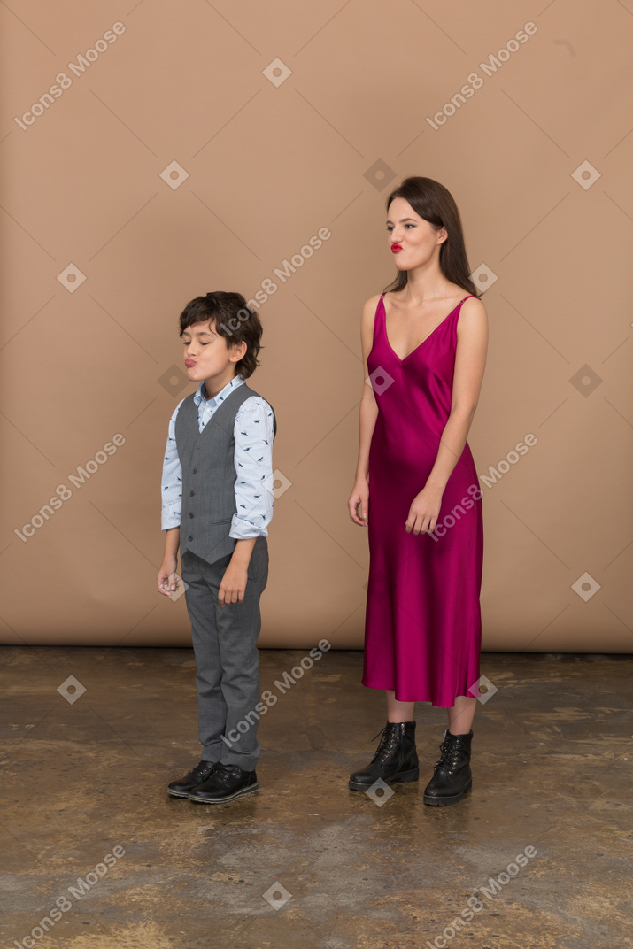 Niño y mujer graciosos