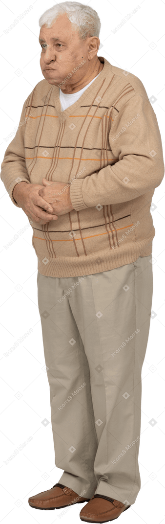 Вид спереди на старика в повседневной одежде, корчащего рожи