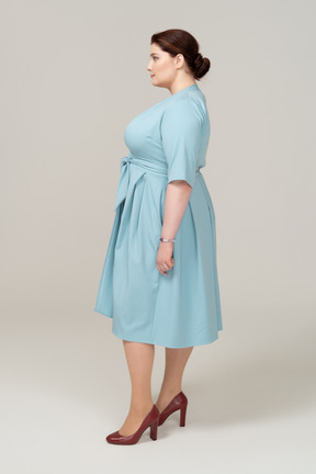 一个穿蓝色裙子的女人的侧视图