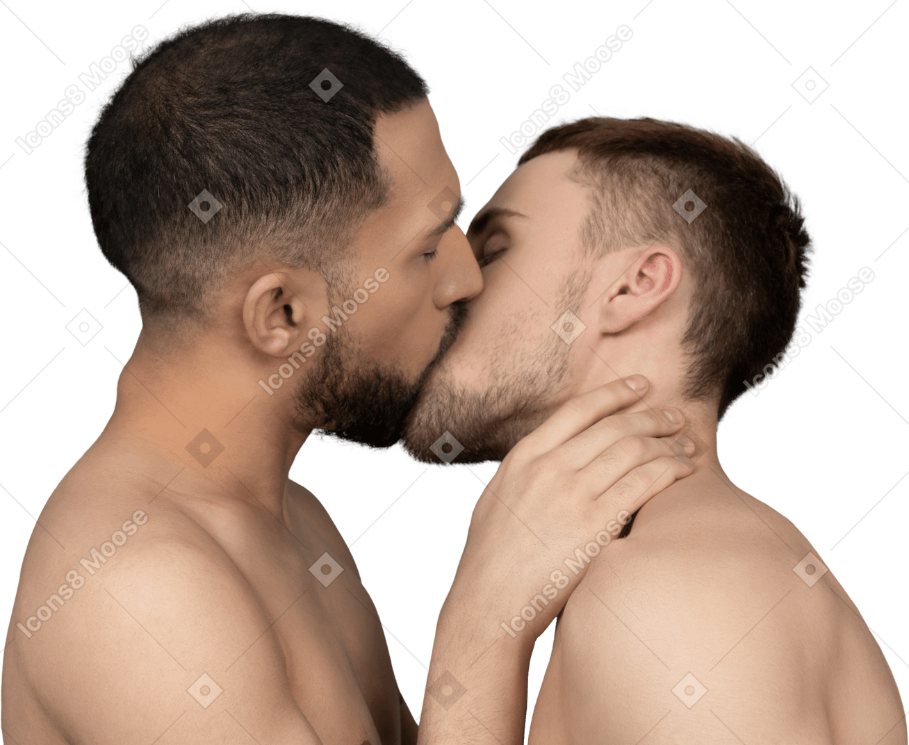 Primo piano di due uomini caucasici a torso nudo che si baciano dolcemente