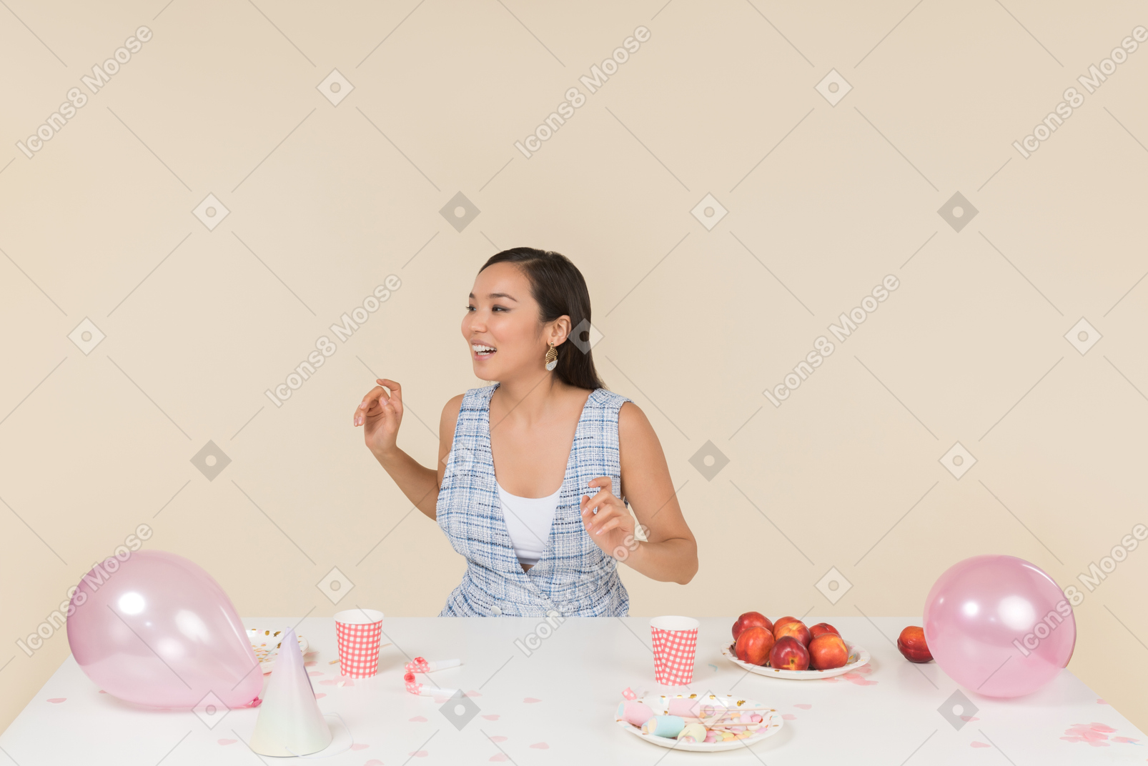 誕生日のテーブルに座っている若いアジア女性