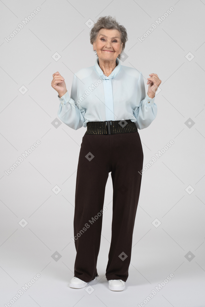 Vista frontale di una donna anziana sorridente con i pollici in su