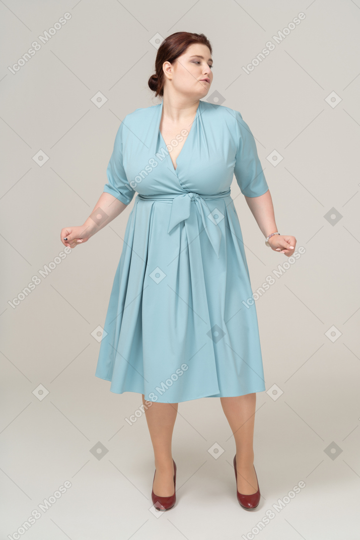 Vista frontal de uma mulher de vestido azul dançando