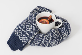 Tasse de vin chaud enveloppé dans un foulard