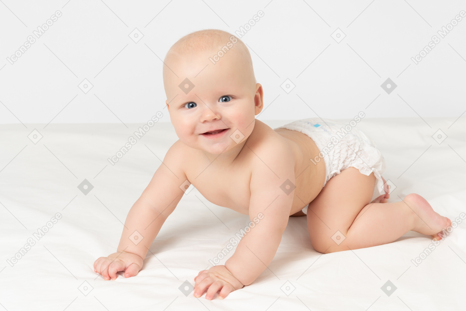 カメラに探している微笑の赤ん坊