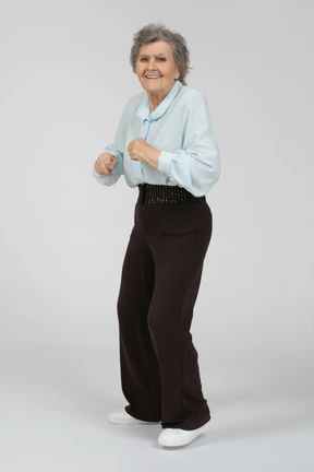 Anciana bailando