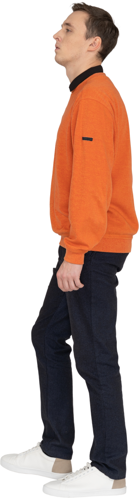 Giovane uomo in felpa arancione a piedi