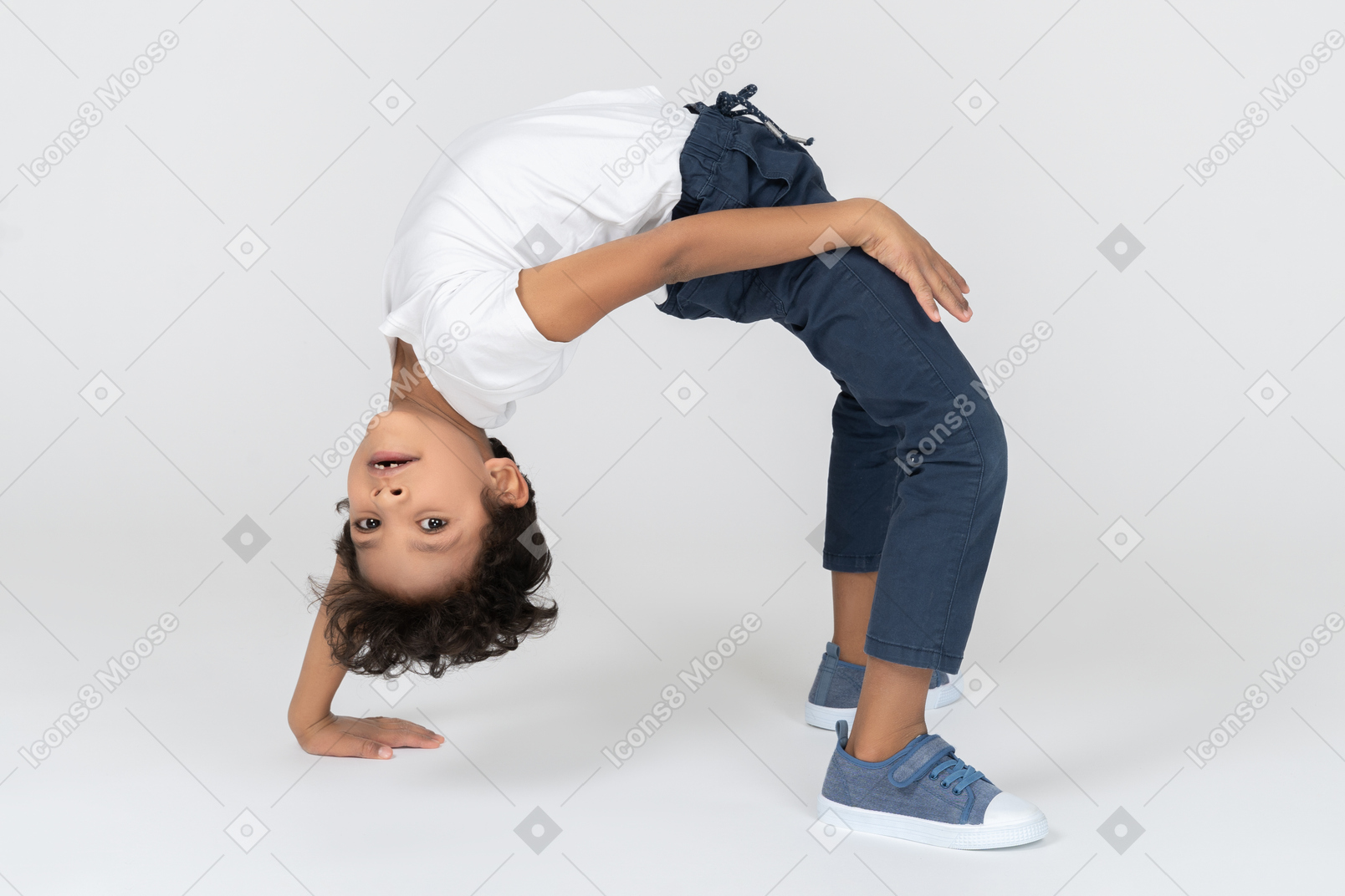 Мальчик делает упражнения для бриджа