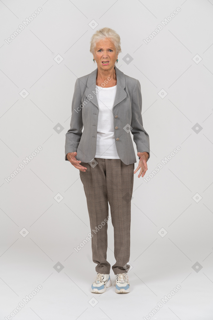 カメラを見てスーツを着て怒っている老婦人の正面図