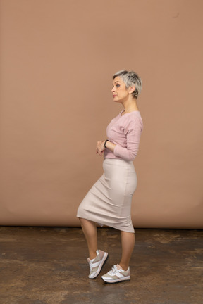 Frau in freizeitkleidung posiert im profil