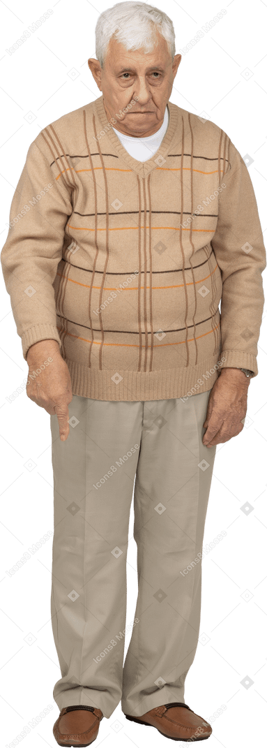 一位穿着休闲服的老人用手指向下指的正面图