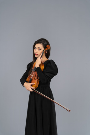 바이올린을 들고 검은 드레스에 젊은 아가씨의 근접