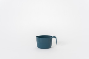 Tasse en plastique noir sur fond blanc