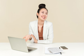 Sorrindo, jovem, asiático, trabalhador escritório, trabalhar, laptop