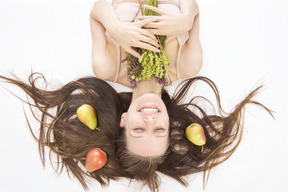 Détendue belle rêver avec des poires dans ses cheveux