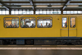 Fondo amarillo del tren