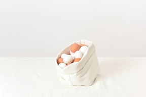 Льняная сумка с куриными яйцами