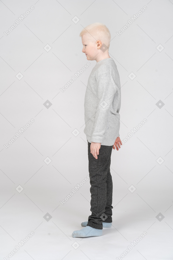 一个小男孩站着的侧视图