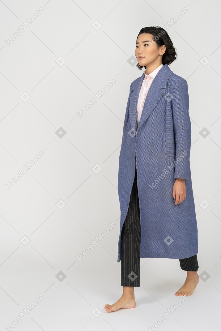 Giovane donna in cappotto che guarda l'obbiettivo