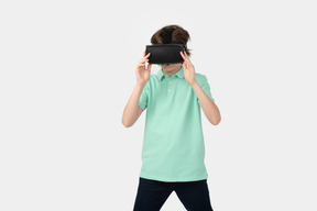 Niño ajustando su casco de realidad virtual