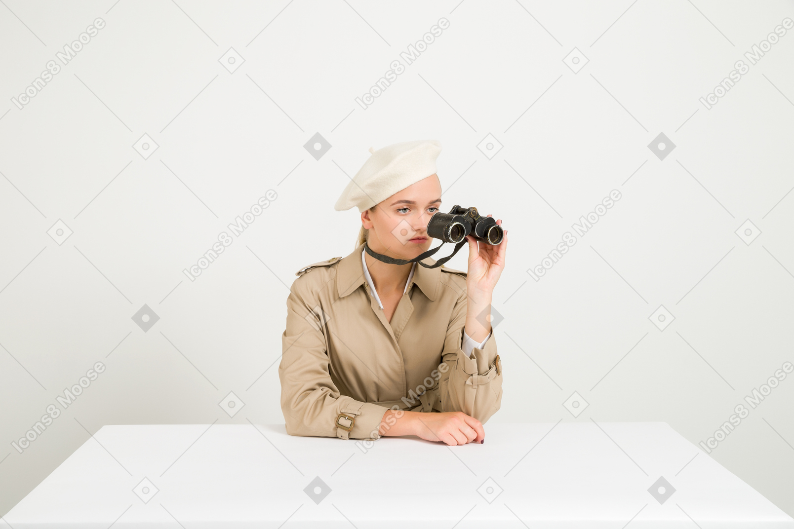 Donna alla moda che osserva tramite il binocolo